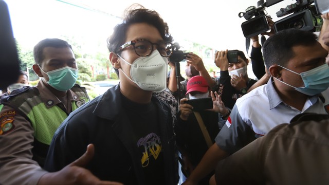 Tersangka Ardhito Pramono saat tiba di RSKO (Rumah Sakit Ketergantungan Obat) untuk di rehabilitasi di Jakarta, Jumat, (21/1/2022). Foto: Agus Apriyanto