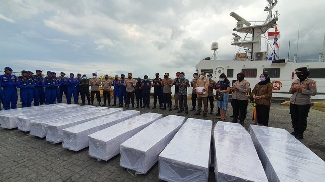 Polri bantu pemulangan jenazah WNI korban kapal tenggelam di perairan Tanjung Balau, Kota Tinggi, Johor Bahru, Malaysia. Foto: Dok. Ist