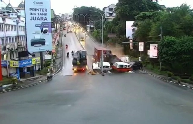 Kecelakaan Maut Simpang Rapak, Truk Hantam Belasan Kendaraan di Balikpapan