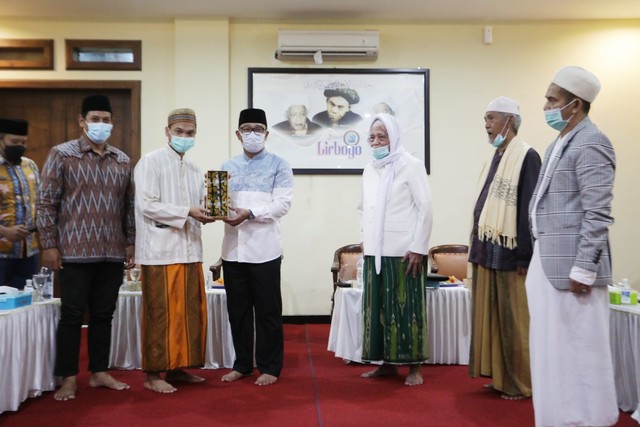 Gubernur Jawa Barat, Ridwan Kamil bersilaturahmi dengan pengasuh dan santri Pesantren Lirboyo, Kediri, Jawa Timur. FOTO: Humas Jabar
