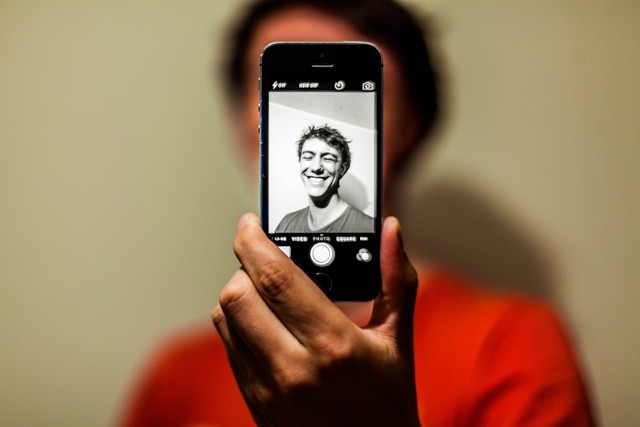 Ilustrasi Selfie. Foto: Unsplash