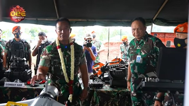 Panglima TNI Andika Perkasa (kiri) melihat drone buatan Israel. Foto: Youtube/Jenderal TNI Andika Perkasa