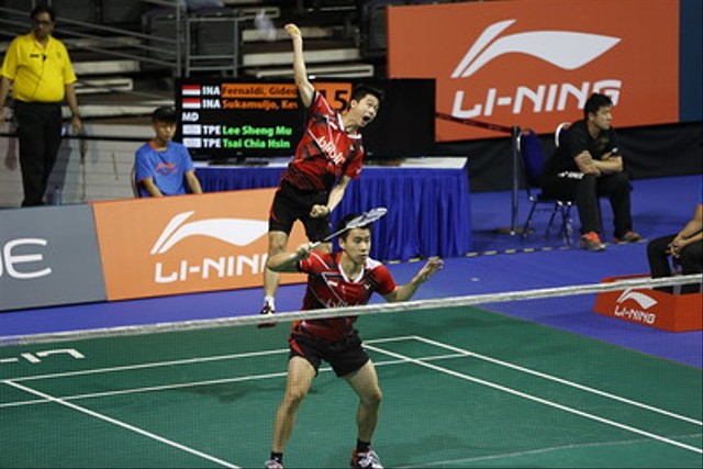 Kevin Sanjaya, Atlet Bulu Tangkis Indonesia Melakukan Drop Shot. (Foto: flickr.com/MartinnusBudiarto)