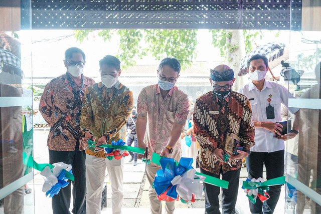Tirta K Senjaya (Kepala Biro Pembinaan dan Pengembangan Pasar Bappebti), Pang Xue Kai (CEO Tokocrypto) melakukan pemotongan pita dalam peresmian T-Hub Batu Belig, Badung, Bali pada 21 Januari 2022. Foto: Dok. Tokocrypto