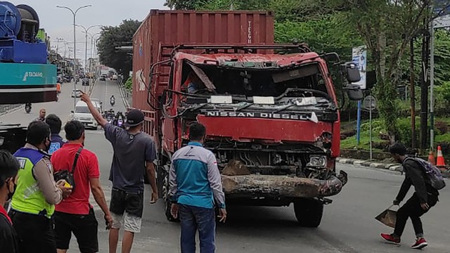 Petugas mengevakuasi truk tronton bernomor plat KT 8534 AJ setelah mengalami kecelakaan di Turunan Rapak, Jalan Soekarno-Hatta, Balikpapan, Jumat (21/1/2022). Foto: ANTARA FOTO/HO/Novi A