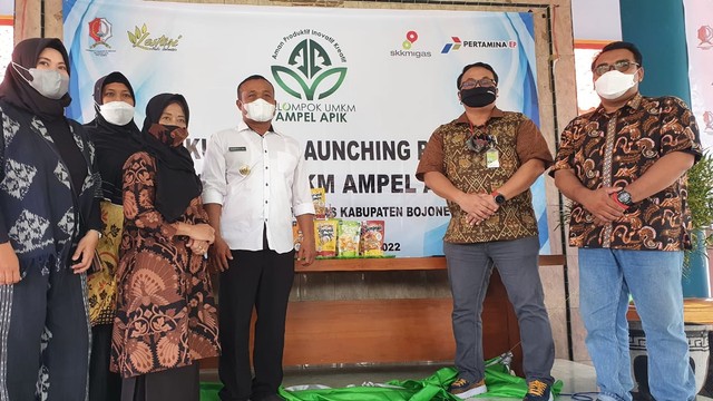 Pengukuhan dan launching produk UMKM "Ampel Apik" Desa Ngampel, Kecamatan Kapas, Kabupaten Bojonegoro, yang didukung oleh Pertamina EP Sukowati Field. Jumat (21/01/2022) (foto: dok istimewa)