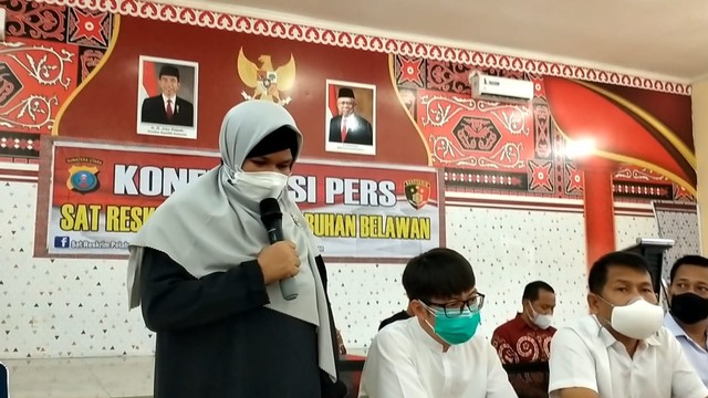 dokter G (kiri), vaksinator yang diduga suntikan vaksin bodong ke siswa SD di Medan Foto: Dok. Istimewa