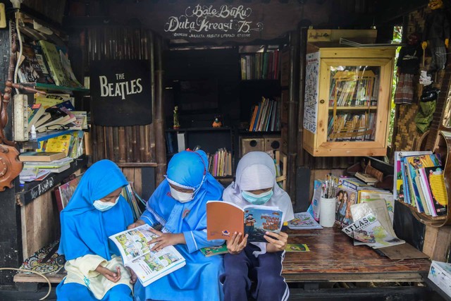 Anak-anak membaca buku di Perpustakaan Bale Buku Meleduk 75, Dukuh, Kramat Jati, Jakarta Timur, Jumat (21/1/2022). Foto: Galih Pradipta/ANTARA FOTO