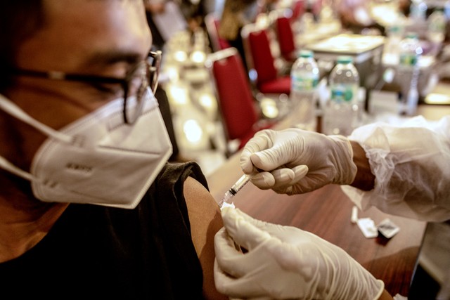 Petugas kesehatan menyuntikkan vaksin dosis ketiga atau booster COVID-19 kepada warga di Jiexpo Kemayoran, Jakarta, Jumat (21/1/2022). Foto: Muhammad Adimaja/ANTARA FOTO