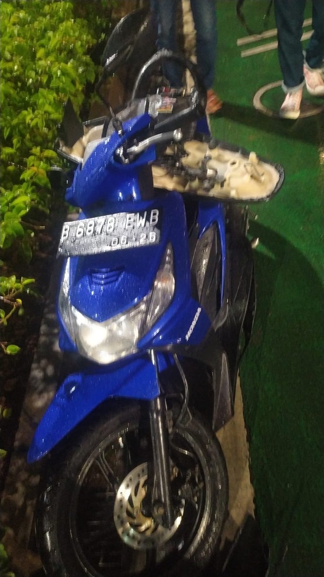 Kecelakaan sebuah mobil menabrak beberapa sepeda motor di depan gedung Summitmas, arah Bundaran Senayan, Jakarta, Sabtu (22/1/2022) dini hari. Foto: Twitter/@TMCPoldaMetro