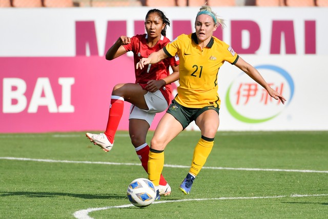 Pemain Timnas putri Indonesia Octavianti Dwi Nurmalita (kiri) berebut bola dengan pemain Timnas putri Australia Ellie Carpenter dalam laga Grup B Piala Asia 2022 di Stadion Mumbai Football Arena, Mumbai, India, Jumat (21/1/2022). Foto: AFC/HO ANTARA FOTO