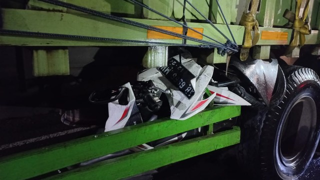 Kondisi sepeda motor yang tabrak truk yang terparkir di pinggir jalan. Foto: istimewa.