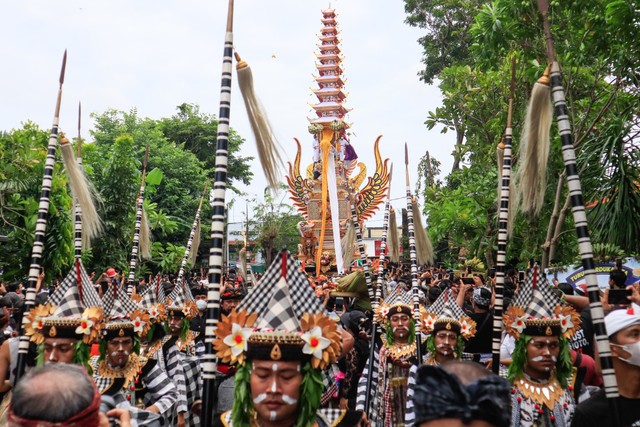 Bade tumpang solas (sebelas-red) saat diarak ke setra Badung, Denpasar - foto: Ade Gita Ahimsa