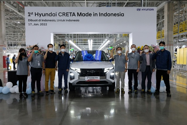 Jajaran manajemen Hyundai di Indonesia berfoto bersama perwakilan karyawan yang berperan dalam proses produksi massal Hyundai Creta. Foto: Hyundai Motor Manufacturing Indonesia