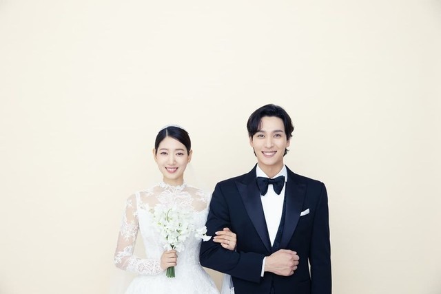 Park Shin Hye dan Choi Tae Joon resmi menikah. Foto: Instagram/@salt_ent