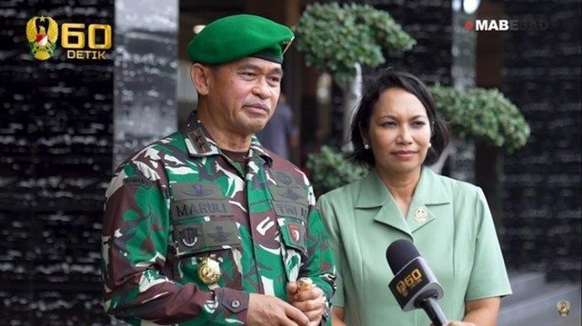 Mayjen TNI Maruli Simanjuntak dan Istri. Foto: You Tube TNI AD