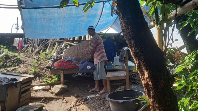 Warga Kampung Totosari, Laweyan, Solo, menata barang di tenda daruat di belakang rumah mereka, Sabtu (22/01/2022). FOTO: Tara Wahyu   