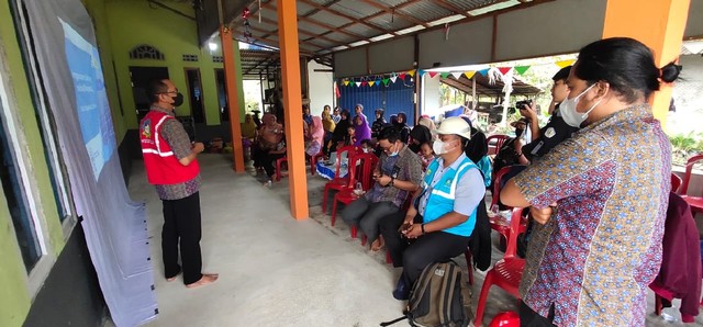 PLN Pontianak memberikan sosialisasi kepada masyarakat Teluk Pakedai 2. Foto: Dok. PLN Pontianak