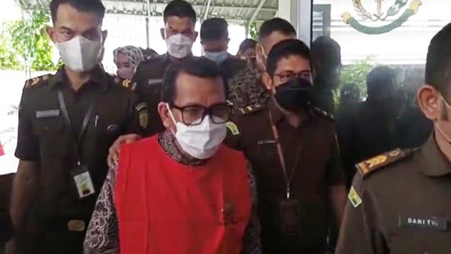 DEKAN FISIP Universitas Riau, Syafri Harto, mengenakan rompi merah bertuliskan Tahanan usai menjaani pemeriksaan di Kejari Pekanbaru, Senin (17/1/2022). (FOTO: SELASAR RIAU/DEFRI CANDRA) 