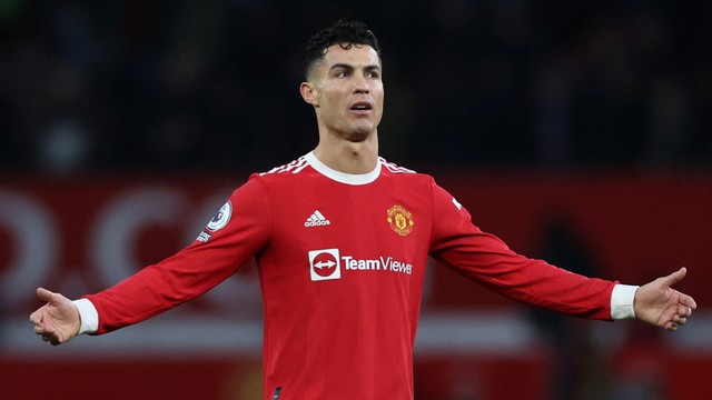 Pemain Manchester United Cristiano Ronaldo bereaksi saat hadapi West Ham United di Old Trafford, Manchester, Inggris, Sabtu (22/12/2022). Foto: Phil Noble/REUTERS