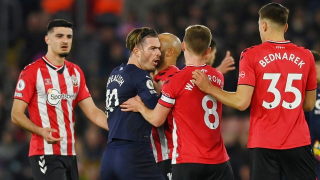 Pemain Manchester City Jack Grealish setelah bentrok dengan pemain Southampton Oriol Romeu di St Mary's Stadium, Southampton, Inggris, Sabtu (22/1/2022). Foto: Dylan Martinez/REUTERS