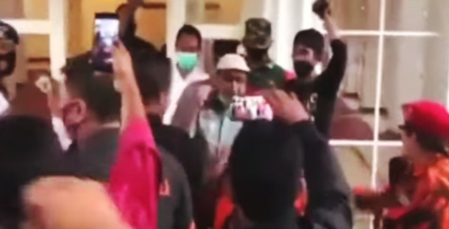 Ustadz Haikal Hassan saat diusir warga di Kota Malang. foto/screenshoot youtube 