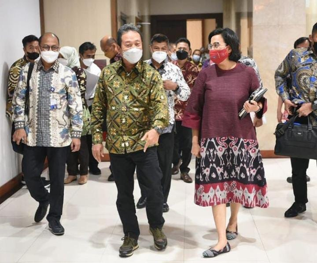 Sri Mulyani bersama Menteri KKP Sakti Wahyu Trenggono di Kantor Pusat Direktorat Jenderal Pajak, Jakarta, Jum'at (21/1). (Foto: Instagram @smindrawati)