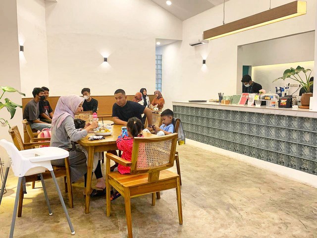 Bukan Toko Bangunan, di Toko Mansure Bisa Ngopi dan Ngemil Dipadu Spot yang Cozy (4)