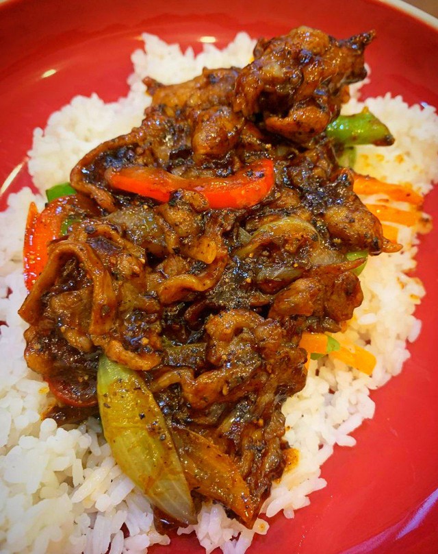 Bukan Toko Bangunan, di Toko Mansure Bisa Ngopi dan Ngemil Dipadu Spot yang Cozy (8)