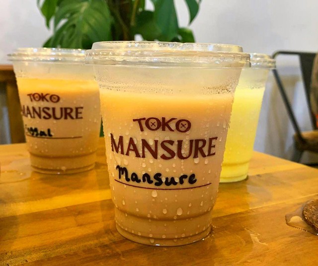 Bukan Toko Bangunan, di Toko Mansure Bisa Ngopi dan Ngemil Dipadu Spot yang Cozy (9)