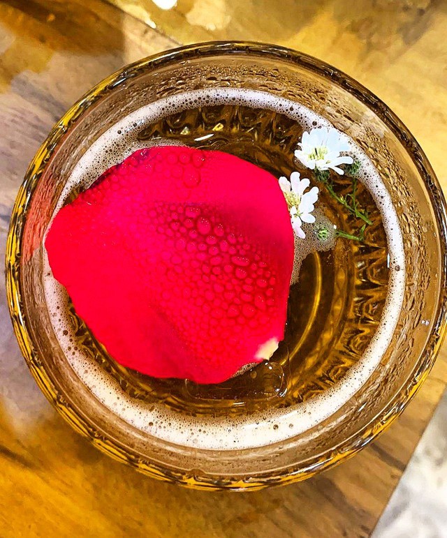 Bukan Toko Bangunan, di Toko Mansure Bisa Ngopi dan Ngemil Dipadu Spot yang Cozy (7)