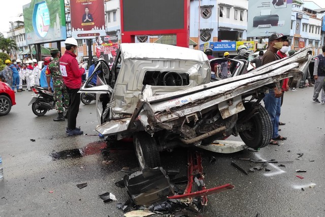 Warga mengamati sebuah mobil yang rusak akibat ditabrak truk tronton di Turunan Rapak, Balikpapan, Kaltim, Jumat (21/1/2022). Foto: ANTARA FOTO/HO/Novi A