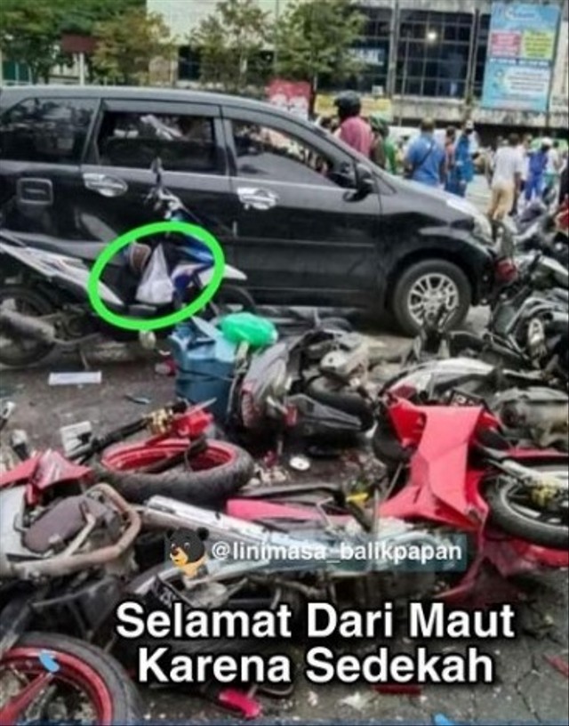 Sepeda motor beserta kue sedekah yang masih tergantung dari pasutri Siti Marwiyah dan suaminya Bowo yang selamat dari kecelakaan maut tersebut. (Foto: Instagram/@linimasa.balikpapan).
