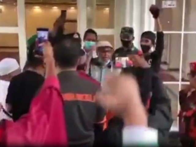 Warga saat meneriaki Ustadz Haikal Hassan usai berceramah di Kota Malang. dok