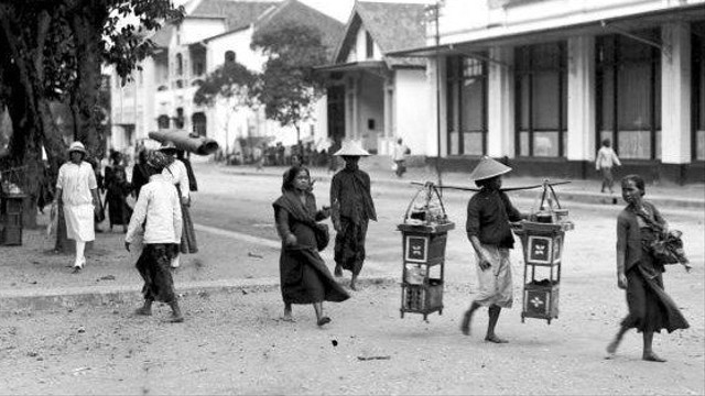 Penjual sirup (minuman dingin) di jalan utama Malioboro di Yogyakarta pada 1934. Foto: Wikipedia Commons