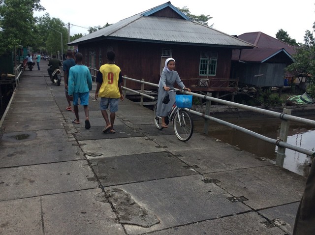 Jalan beton di Agats, ibu kota Kabupaten Asmat. (BumiPapua.com/Katharina) 