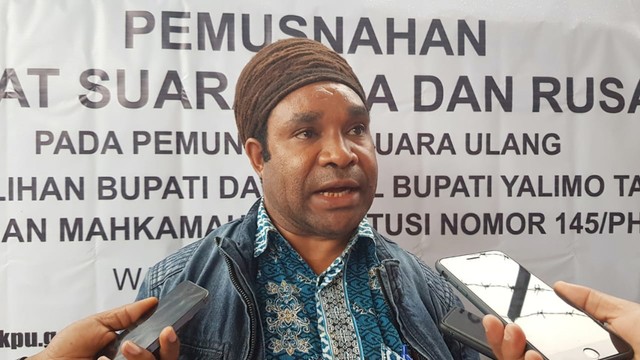 Ketua Komisi Pemilihan Umum (KPU) Yalimo, Yehemia Walianggen. (BumiPapua.com/Stefanus Tarsi) 