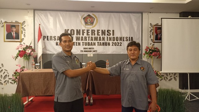 Suwandi (kiri) saat foto bersama Pipiet Wibawanto (kanan), usia terpilih menjadi Ketua PWI Tuban periode 2022-2025. (foto: ayu/beritabojonegoro)