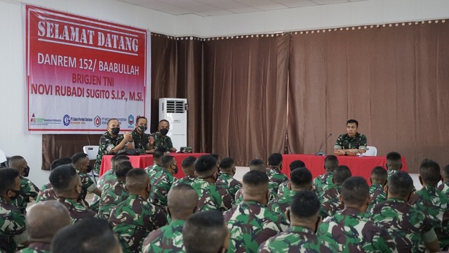 Danrem 152/Baabullah Brigjen TNI Novi Rubadi Sugito saat memberikan arahan kepada prajurit yang bertugas di Obvitnas HARITA Nickel. Foto: Dok. HARITA