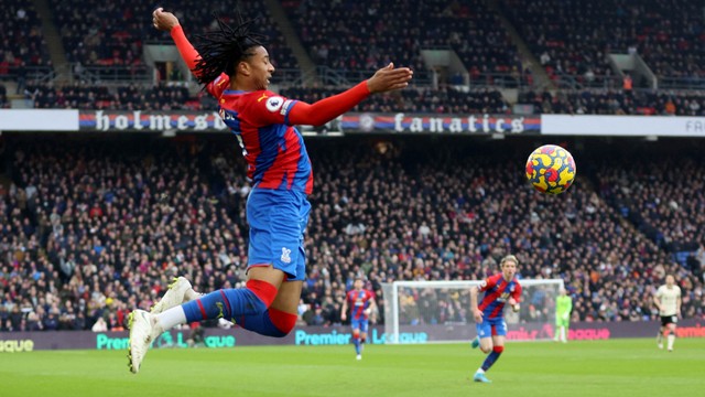 Aksi pemain Crystal Palace Michael Olise saat melawan Liverpool di Selhurst Park, London, Inggris, Minggu (23/1/2022). Foto: Hannah McKay/Reuters