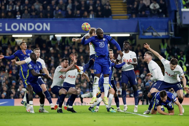 Pemain Chelsea Romelu Lukaku berebut bola dengan pemain Tottenham Hotspur Harry Kane pada pertandingan lanjutan Liga Inggris di Stamford Bridge, London, Inggris, Senin (24/1/2022).  Foto: Peter Cziborra/REUTERS