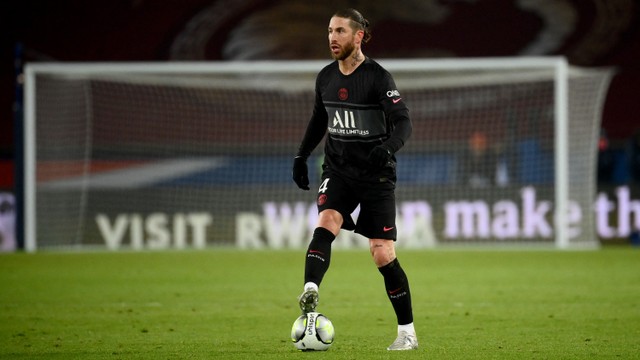 Selebrasi pemain Paris Saint-Germain (PSG) Sergio Ramos saat melawan Reims pada pertandingan lanjutan Liga Prancis di stadion Parc des Princes, Paris, Prancis, Senin (24/1/2022). Foto: Thomas SAMSON / AFP