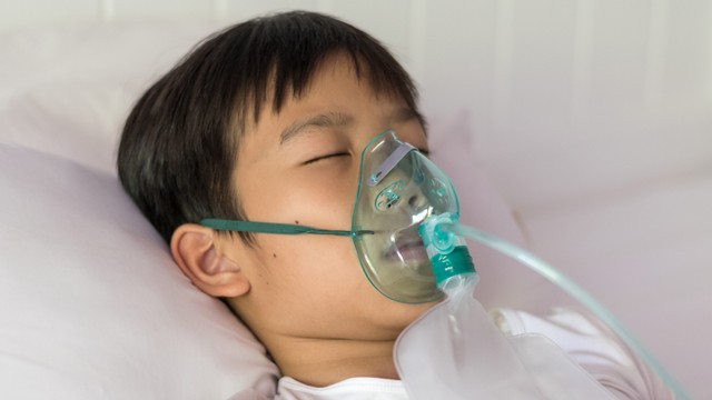 Ilustrasi penggunaan vaksin inhalasi. Foto: TinnaPong/Shutterstock