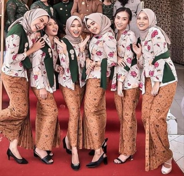 6 Model Gaun Bridesmaid Untuk Kamu Yang Berhijab | Kumparan.com