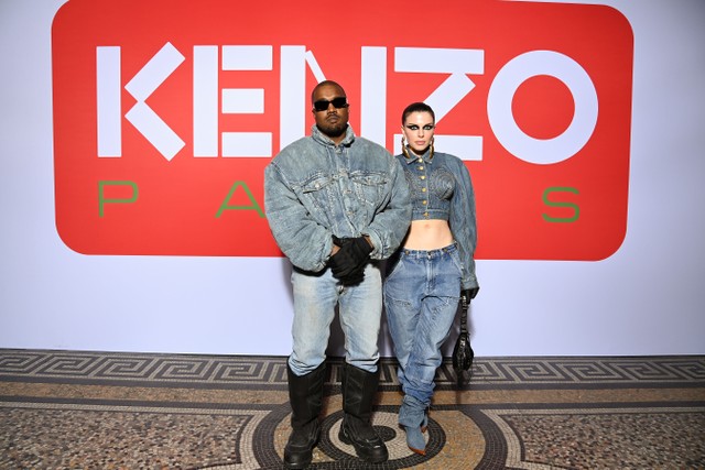 Kanye West & Julia Fox di Kenzo's  Men Fall Winter 2022/2023 di Paris. Foto: Pascal Le Segretain/Getty Images For Kenzo