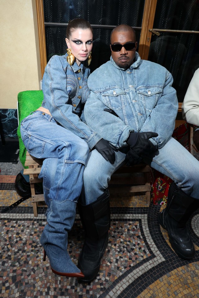 Kanye West & Julia Fox menghadiri pertunjukan Kenzo Fall/Winter 2022/2023 sebagai bagian dari Paris Fashion Week pada 23 Januari 2022 di Paris. Foto: Victor Boyko/Getty Images Untuk Kenzo