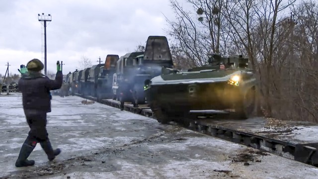 Kendaraan lapis baja Rusia melaju dari peron kereta api setelah tiba di Belarus, Rabu, 19 Januari 2022. Foto: Pertahanan Rusia melalui AP