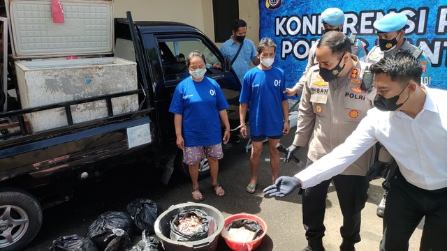 Polres Bantul tangkap suami istri pembuat bakso ayam tiren di Jetis, Kabupaten Bantul, Senin (24/1/2022). Foto: Arfiansyah Panji Purnandaru/kumparan