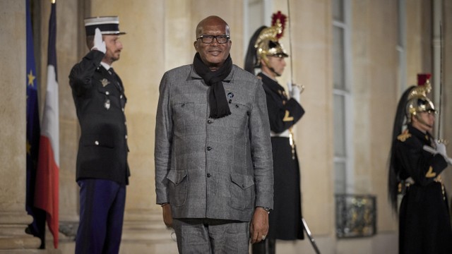 Presiden Burkina Faso Roch Marc Christian Kabore tiba di Istana Lysee untuk makan malam perdana Forum Persik Paris saat para Pemimpin Dunia dan pejabat tiba di Paris untuk hari pertama pada 11 November 2021. Foto: Kiran Ridley/Getty Images