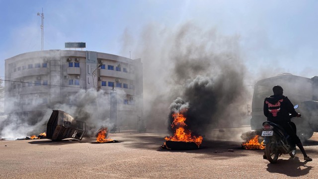 Suasana jalan yang di barikade di Ouagadougou oleh sekelompok pemuda yang mendukung peran tentara, Minggu (23/1/2022). Foto: Olympia De Maismont/AFP